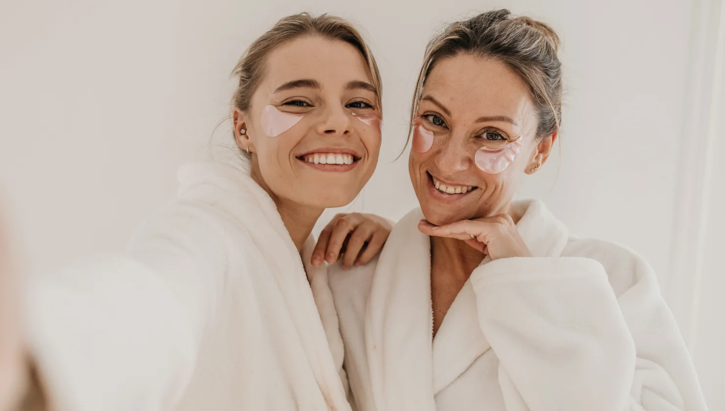 2 women with dark circles correction